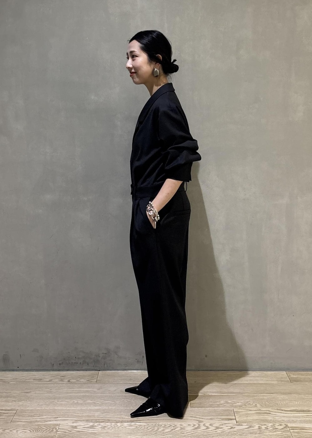 ブラック系のサンダル、グレー系のつなぎ/オールインワン、ホワイト系のキーホルダーを着用したレディースの秋コーディネートの6枚目の写真