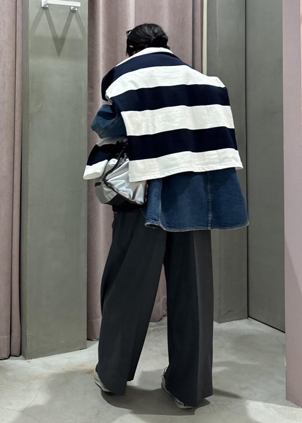 ブルー系のデニムジャケット、グレー系のスラックス、ブルー系のTシャツ/カットソーを着用したレディースの春コーディネートの6枚目の写真