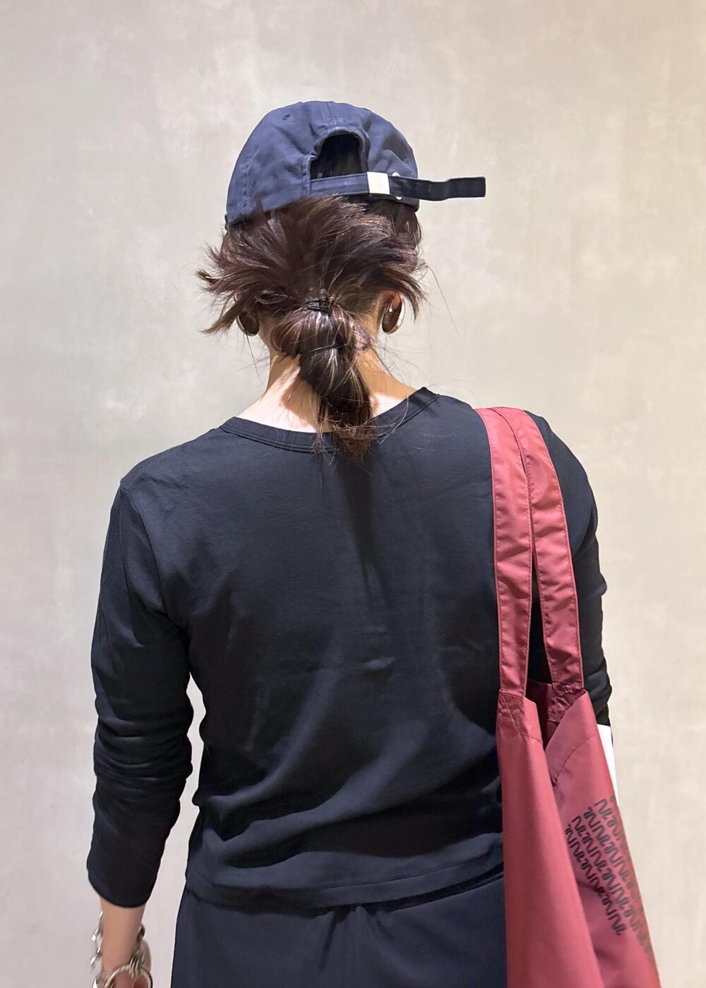 ブラック系のカーディガン/ボレロ、ブラック系のスラックス、シルバー系のサングラスを着用したレディースの夏コーディネートの7枚目の写真