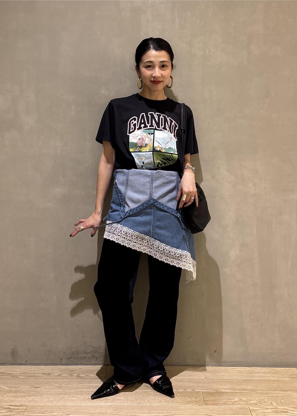 グレー系のTシャツ/カットソー、ブルー系のキャミソール、ブルー系のデニムパンツを着用したレディースの夏コーディネートの10枚目の写真