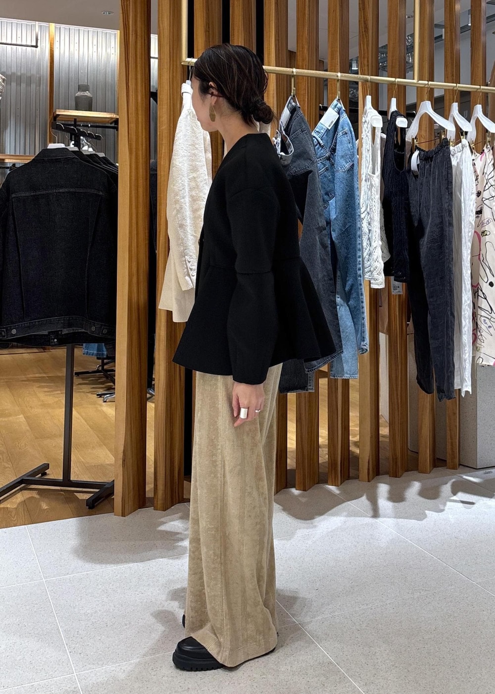 ベージュ系のハンドバッグ、ブラック系のローファー、ブラック系のカーディガン/ボレロを着用したレディースの冬コーディネートの7枚目の写真