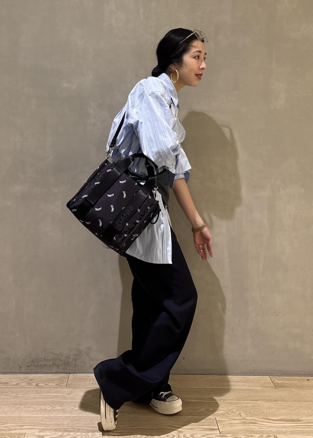 ブルー系のシャツ/ブラウス、ブラック系のトートバッグ、ブルー系のバンダナ/スカーフを着用したレディースの冬コーディネートの4枚目の写真