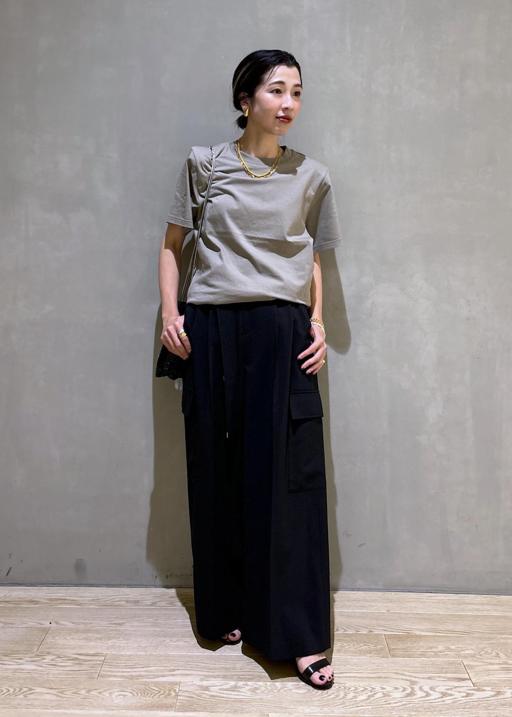ブラック系のその他パンツ、ブラック系のハンドバッグ、グレー系のTシャツ/カットソーを着用したレディースの夏コーディネートの2枚目の写真