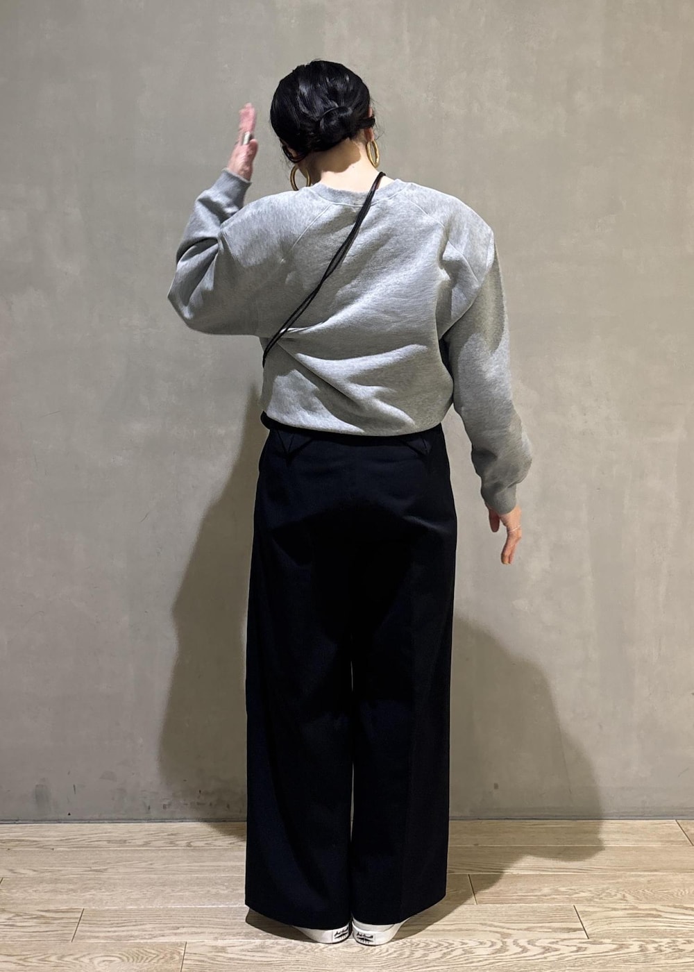 ブラック系のショルダーバッグ、グレー系のスウェット、ブラック系のその他パンツを着用したレディースの冬コーディネートの4枚目の写真