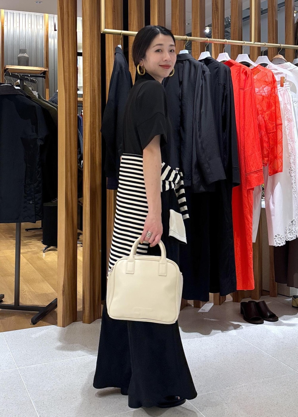 ブラック系のTシャツ/カットソー、ブラック系のつなぎ/オールインワン、ブラック系のサンダルを着用したレディースの春コーディネートの4枚目の写真