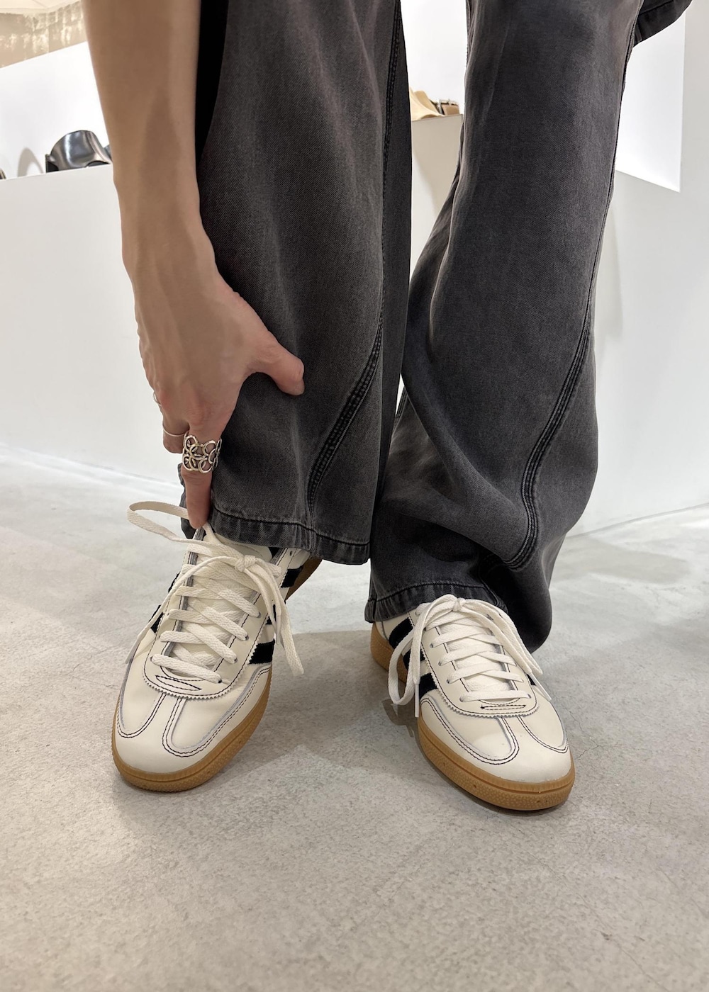 ブラック系のシャツ/ブラウス、ブラック系のデニムパンツ、グレー系のTシャツ/カットソーを着用したレディースの春コーディネートの8枚目の写真