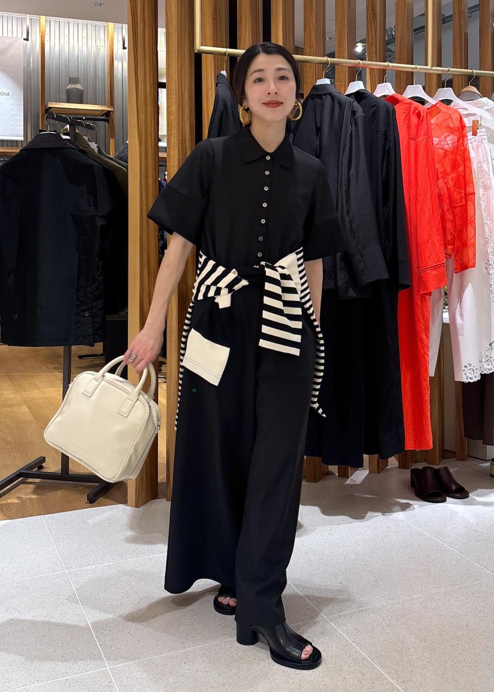 ブラック系のTシャツ/カットソー、ブラック系のつなぎ/オールインワン、ブラック系のサンダルを着用したレディースの春コーディネートの3枚目の写真