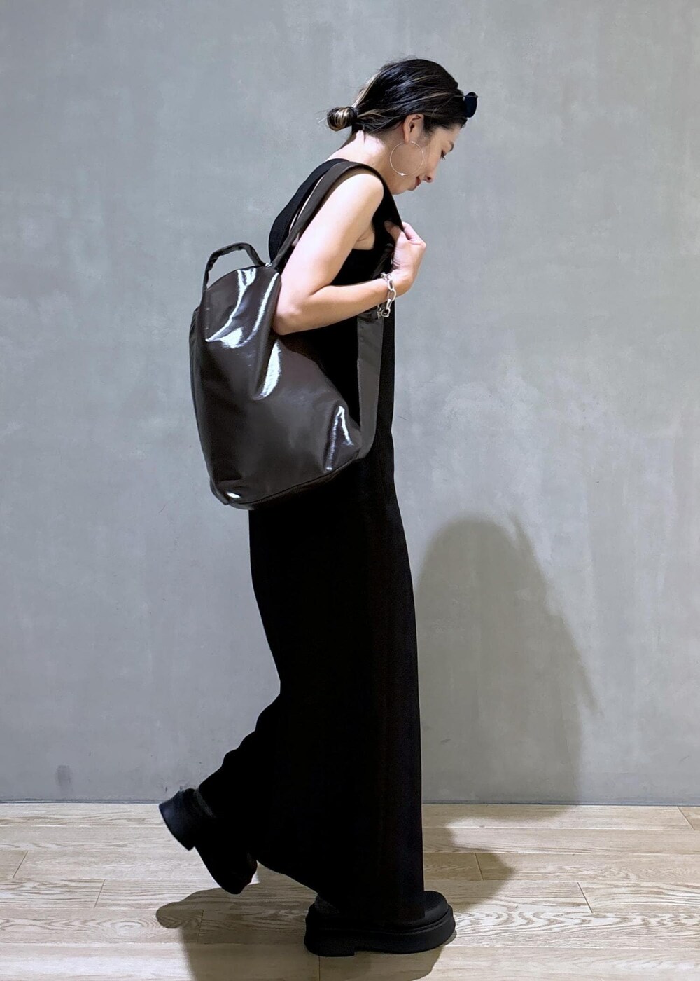 ブラック系のその他パンツ、ブラック系のチューブトップ、ブラック系のサンダルを着用したレディースの夏コーディネートの6枚目の写真