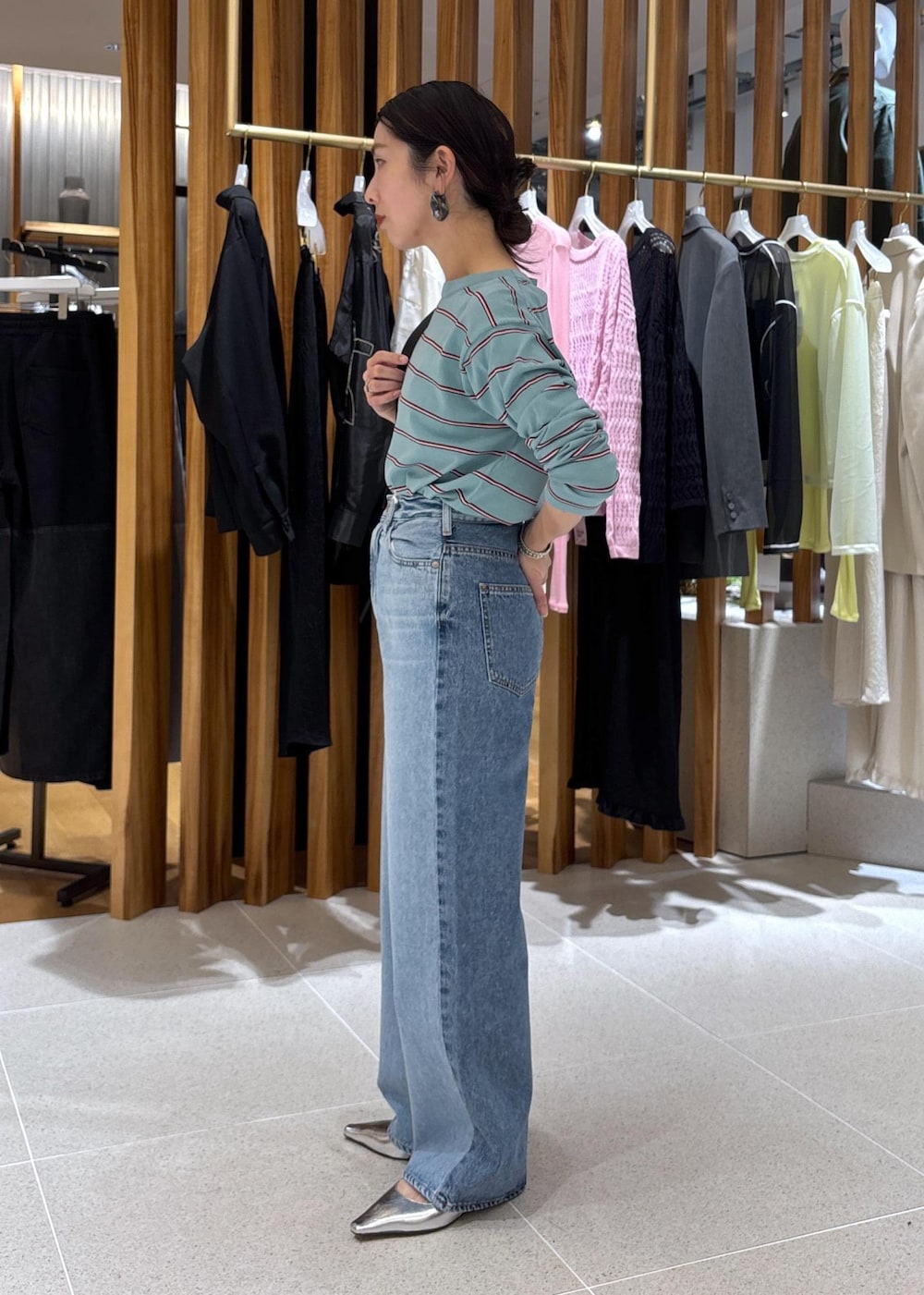 ブルー系のデニムパンツ、ブルー系のTシャツ/カットソーを着用したレディースの春コーディネートの3枚目の写真