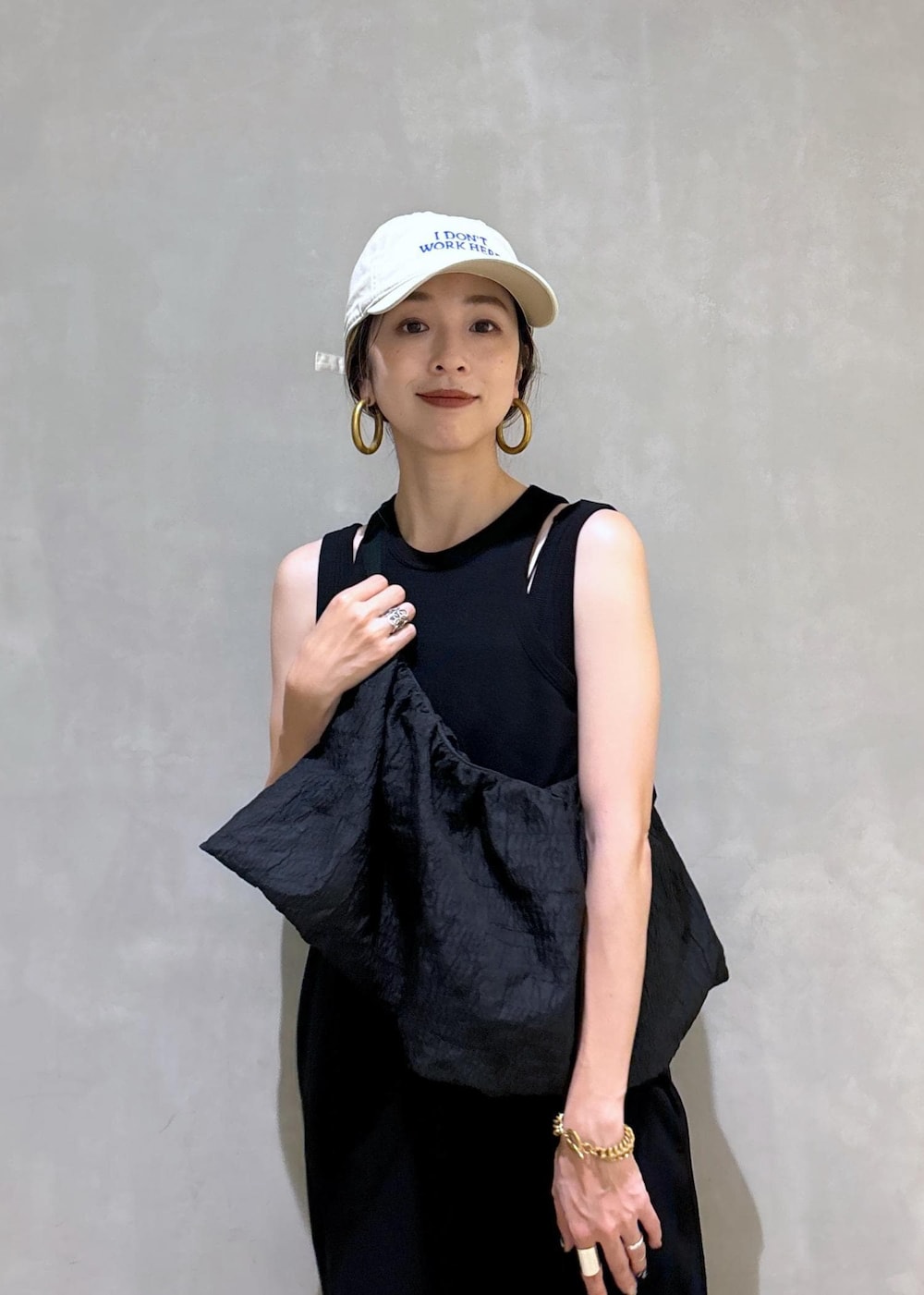 ブラック系のスニーカー、ブラック系のつなぎ/オールインワン、ベージュ系のキャップを着用したレディースの夏コーディネートの7枚目の写真