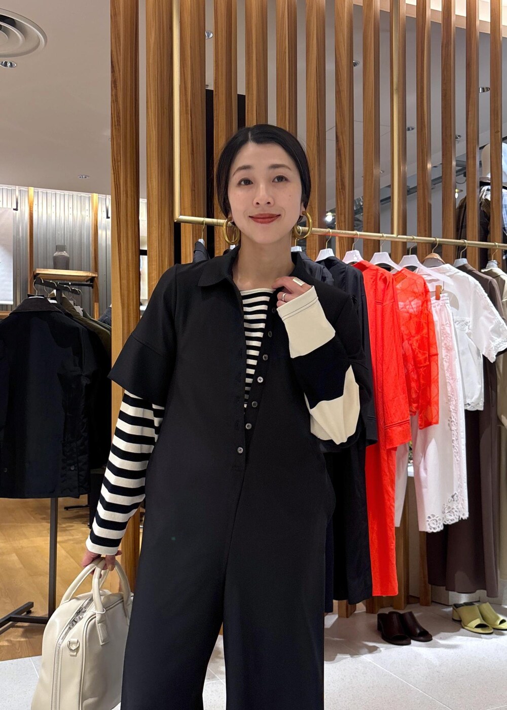 ブラック系のTシャツ/カットソー、ブラック系のつなぎ/オールインワン、ブラック系のサンダルを着用したレディースの春コーディネートの10枚目の写真