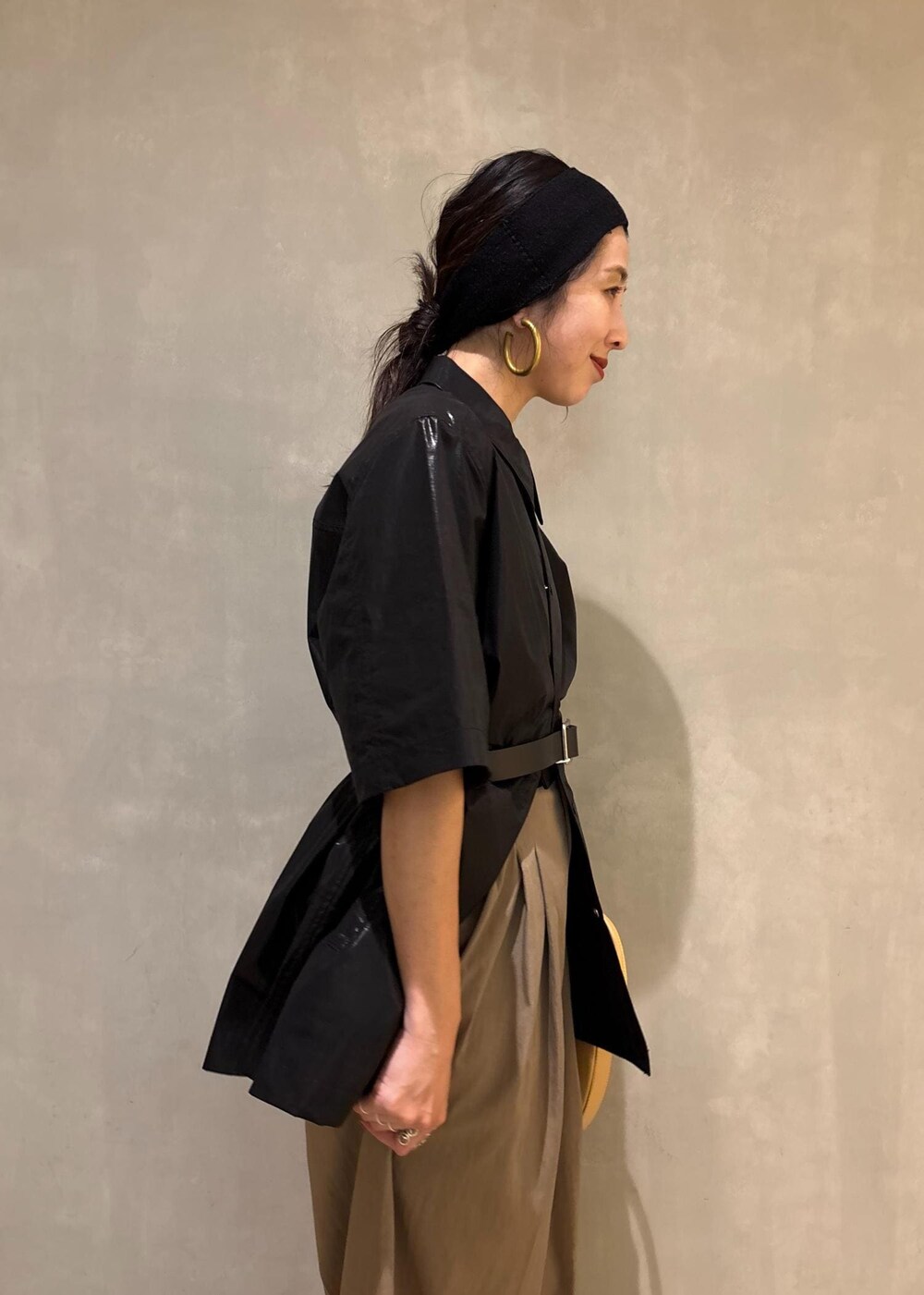 グリーン系のその他パンツ、ブラック系のサンダル、ブラック系のブルゾンを着用したレディースの夏コーディネートの8枚目の写真