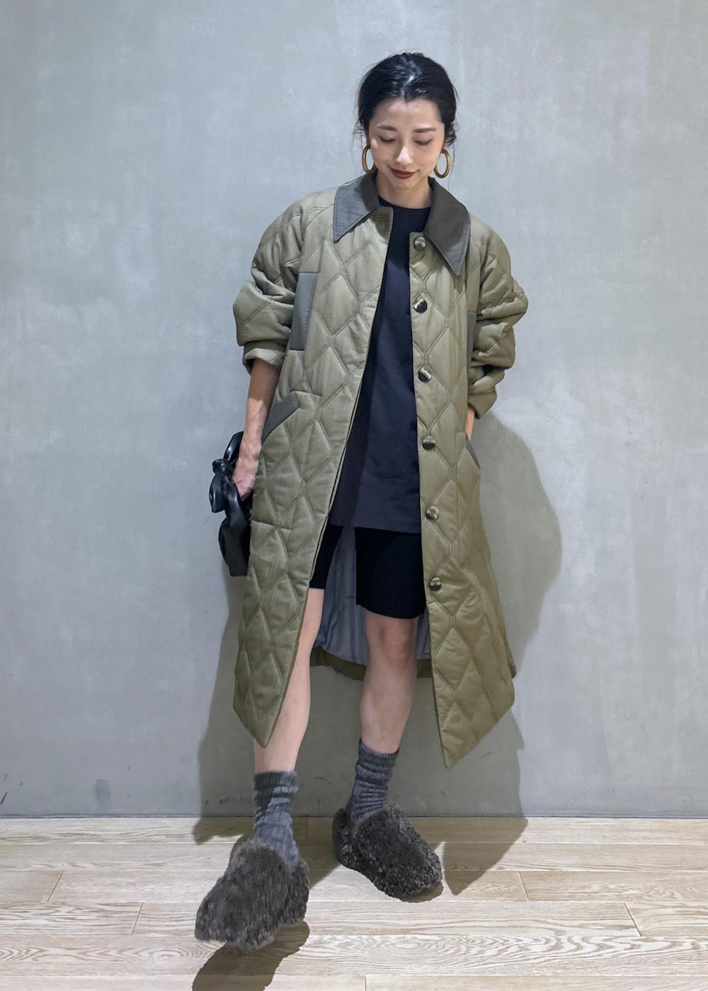 ブラック系のその他パンツ、ブラック系のショルダーバッグ、ブラウン系のサンダルを着用したレディースの夏コーディネートの3枚目の写真