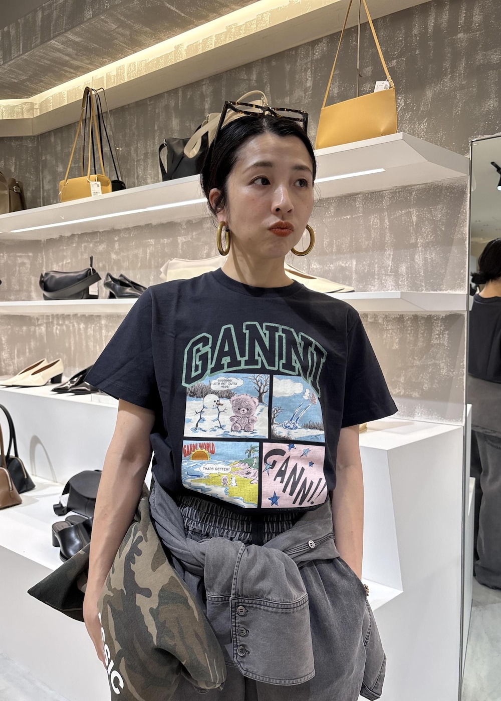 ブラック系のシャツ/ブラウス、ブラック系のデニムパンツ、グレー系のTシャツ/カットソーを着用したレディースの春コーディネートの7枚目の写真