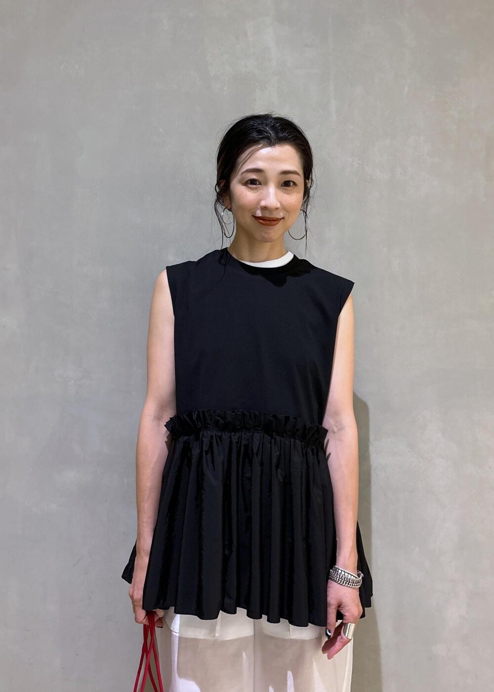 ホワイト系のタンクトップ、ホワイト系のその他パンツ、レッド系のハンドバッグを着用したレディースの夏コーディネートの8枚目の写真