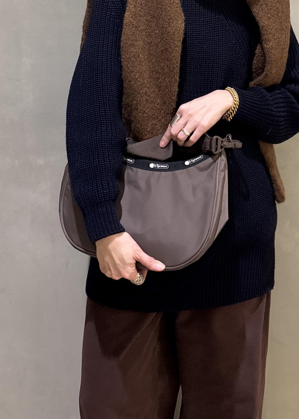 ブラウン系のその他パンツ、ブラウン系のショルダーバッグを着用したレディースの秋コーディネートの9枚目の写真