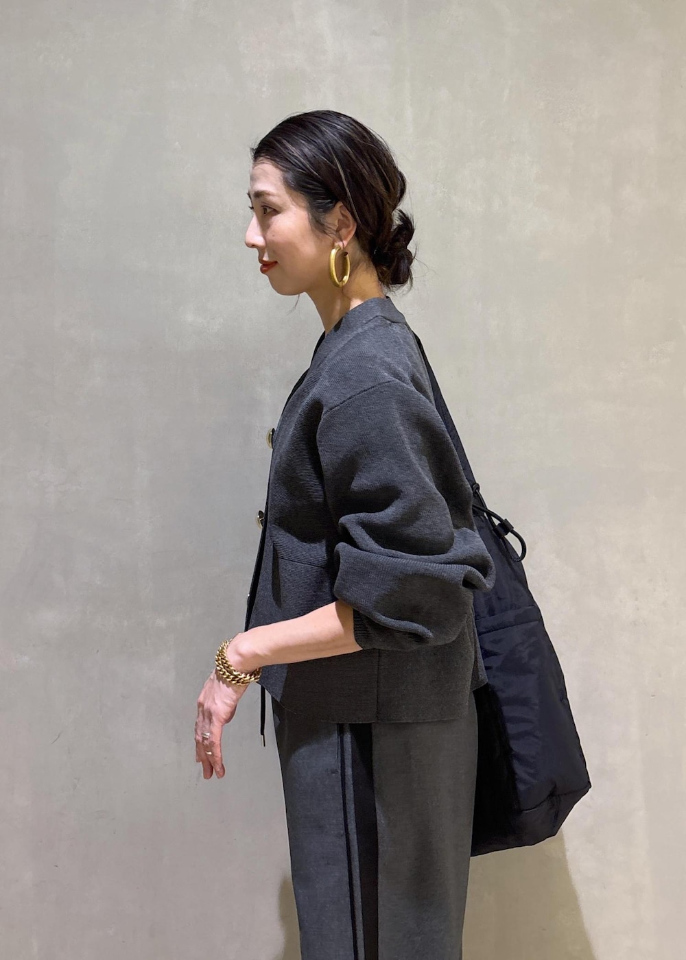 グレー系のカーディガン/ボレロ、グレー系のその他パンツを着用したレディースの冬コーディネートの9枚目の写真