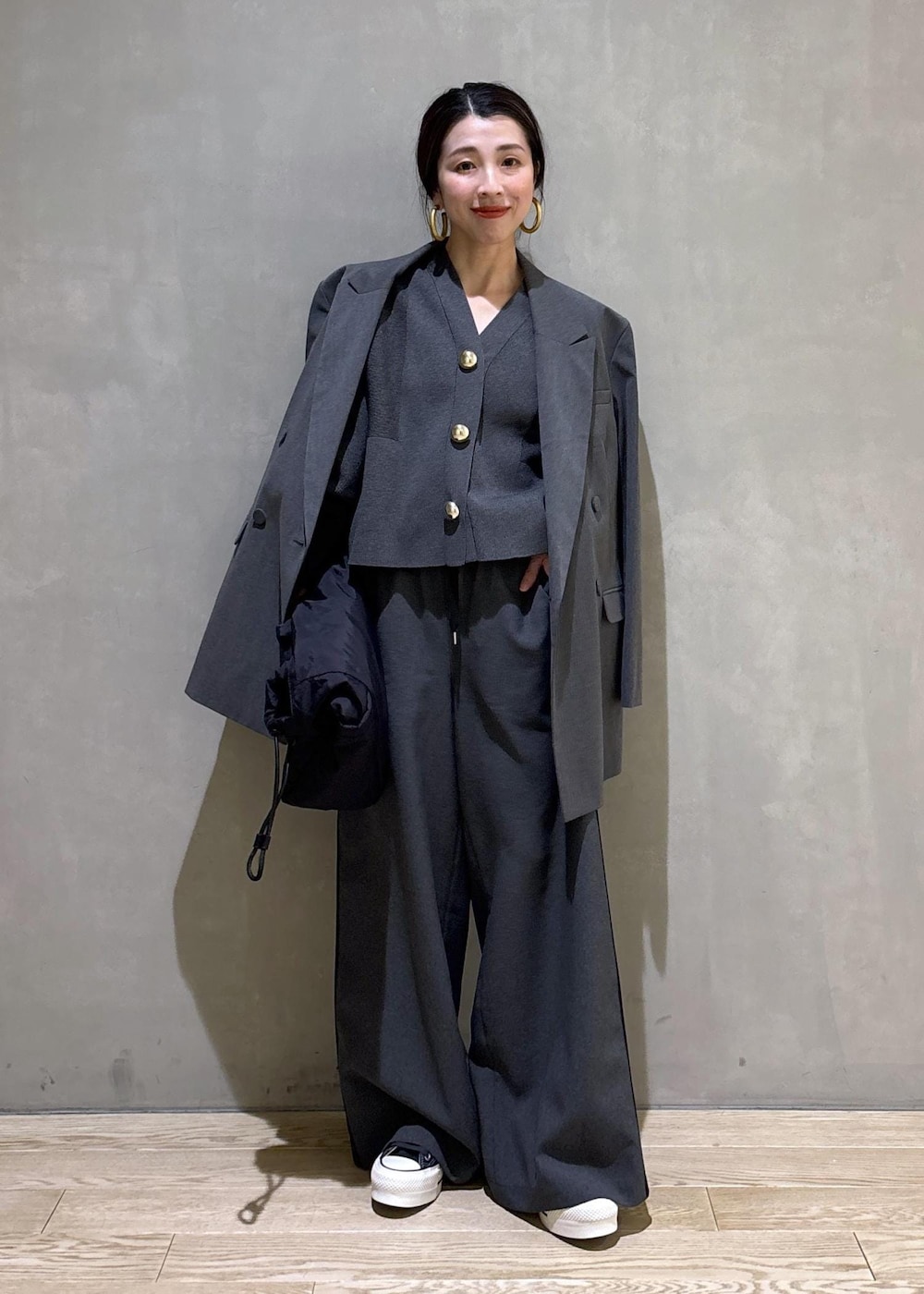 ブラック系のトートバッグ、グレー系のテーラードジャケット、グレー系のその他パンツを着用したレディースの冬コーディネートの5枚目の写真