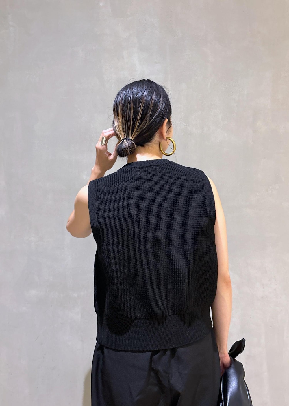 シルバー系のスニーカー、ブラック系のニット/セーター、ブラック系のショルダーバッグを着用したレディースの夏コーディネートの10枚目の写真