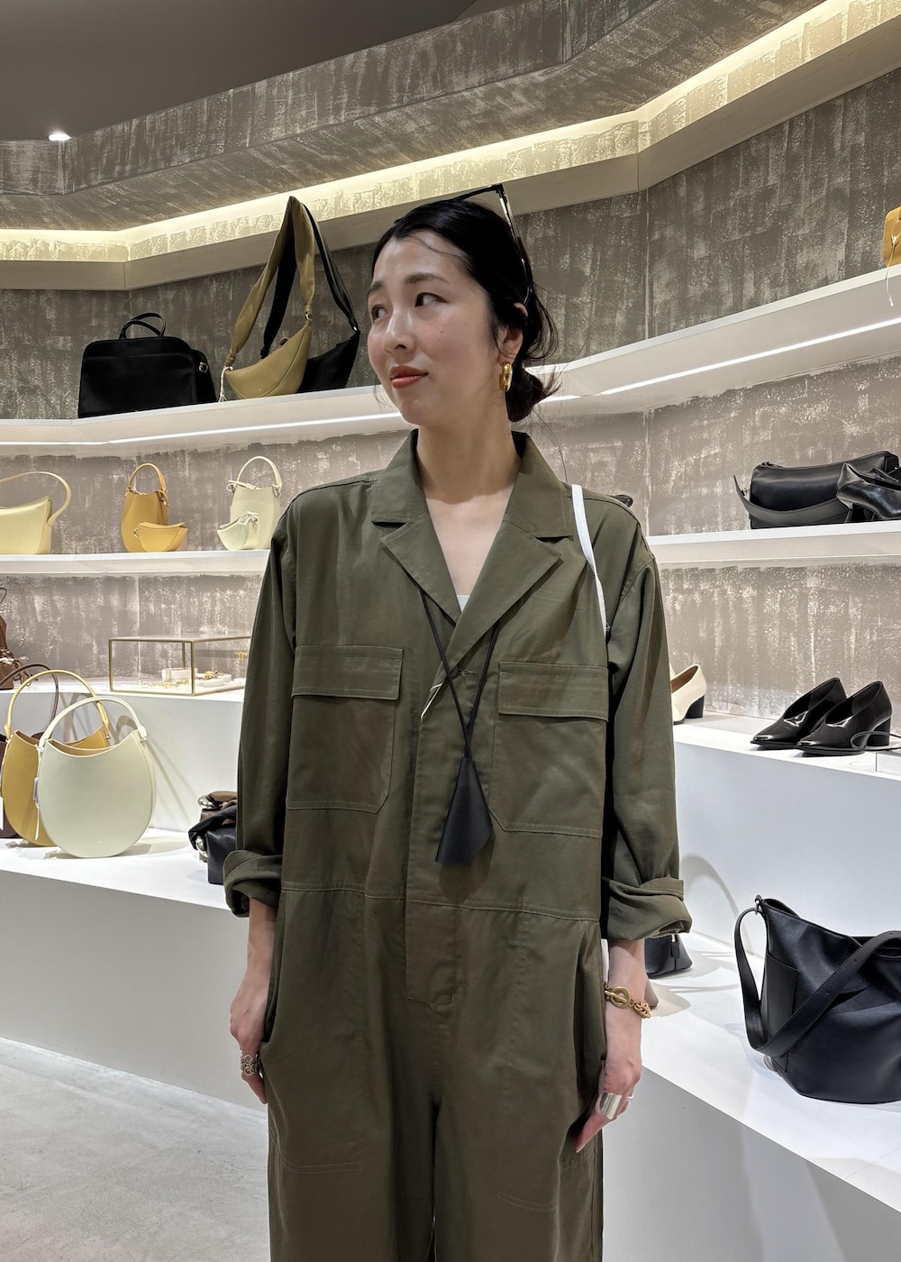 ブラウン系のサロペット/オーバーオール、ブラック系のその他小物を着用したレディースの春コーディネートの7枚目の写真