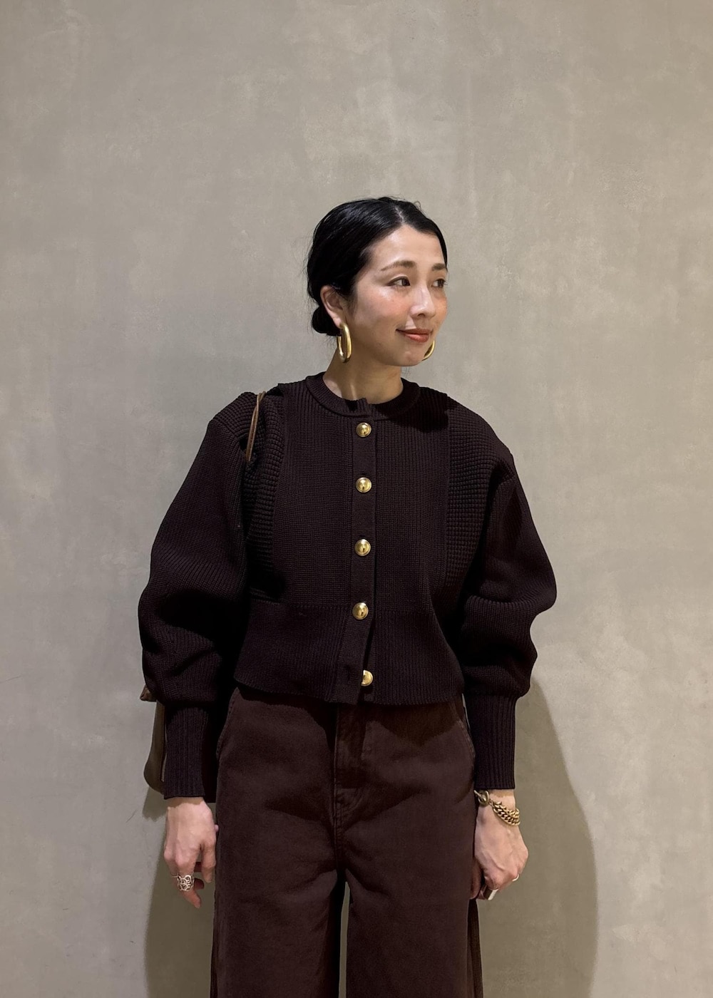 ブラウン系のその他パンツ、ブラウン系のカーディガン/ボレロ、ブラック系のショルダーバッグを着用したレディースの冬コーディネートの8枚目の写真