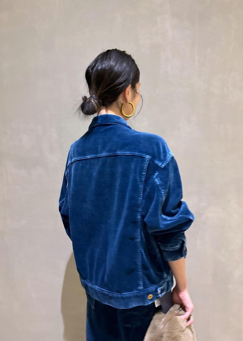 ゴールド系のその他シューズ、ベージュ系のショルダーバッグを着用したレディースの秋コーディネートの7枚目の写真