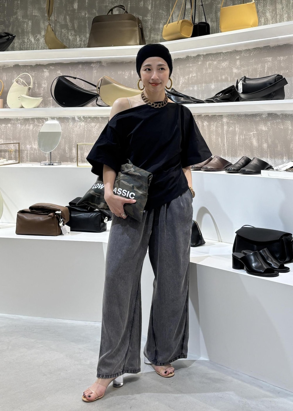 ブラック系のデニムパンツ、ブラック系のTシャツ/カットソーを着用したレディースの春コーディネートの4枚目の写真