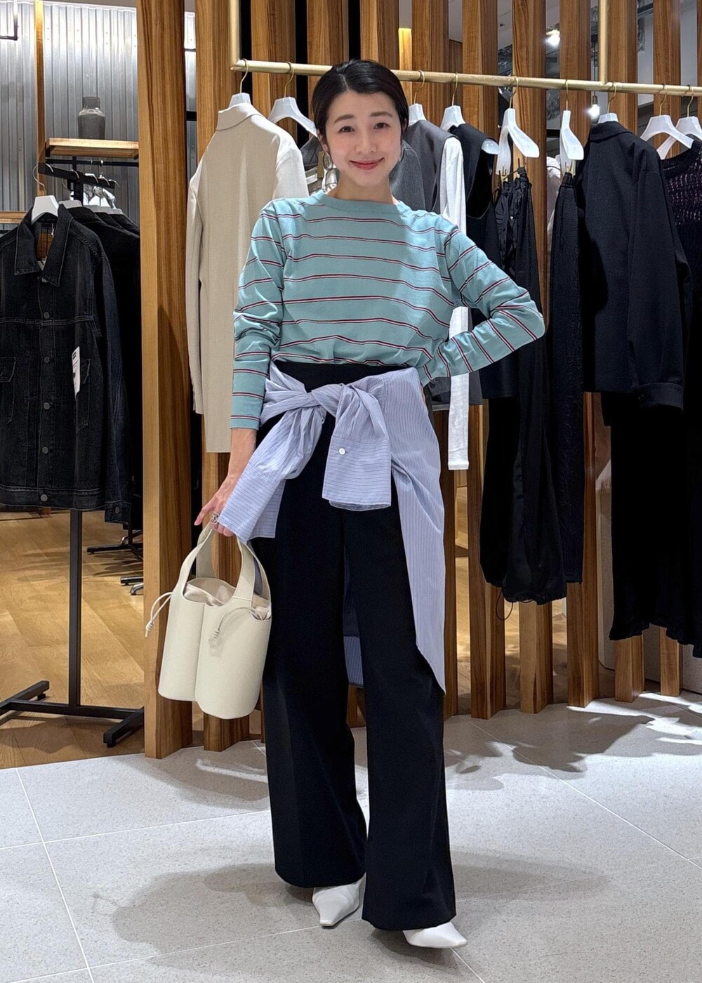 ホワイト系のパンプス、ブルー系のTシャツ/カットソー、ブルー系のシャツ/ブラウスを着用したレディースの冬コーディネートの4枚目の写真