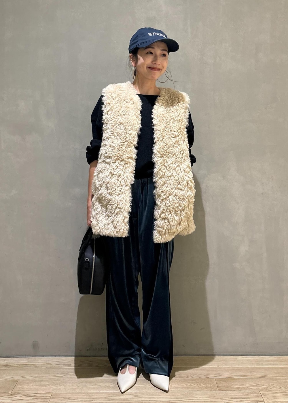 ブラック系のTシャツ/カットソー、ホワイト系のパンプス、ベージュ系のその他アウターを着用したレディースの秋コーディネートの6枚目の写真