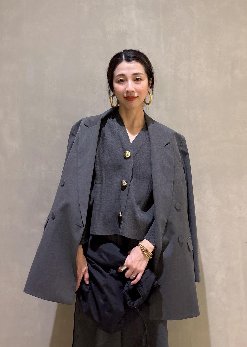 ブラック系のトートバッグ、グレー系のテーラードジャケット、グレー系のその他パンツを着用したレディースの冬コーディネートの6枚目の写真