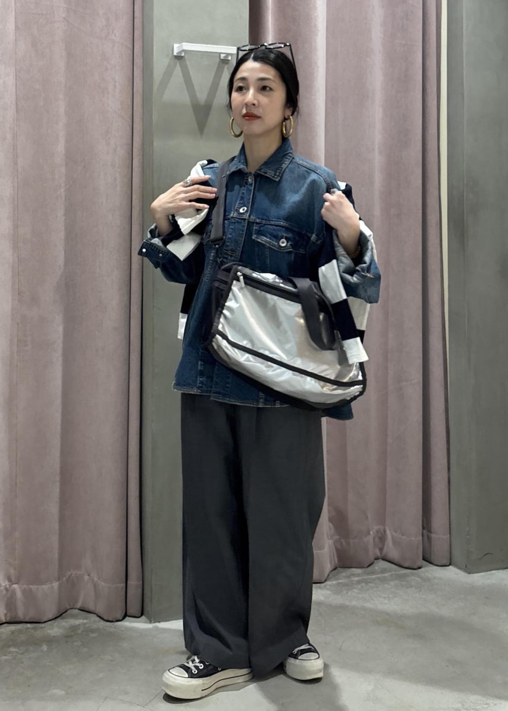 ブルー系のデニムジャケット、グレー系のスラックス、ブルー系のTシャツ/カットソーを着用したレディースの春コーディネートの7枚目の写真