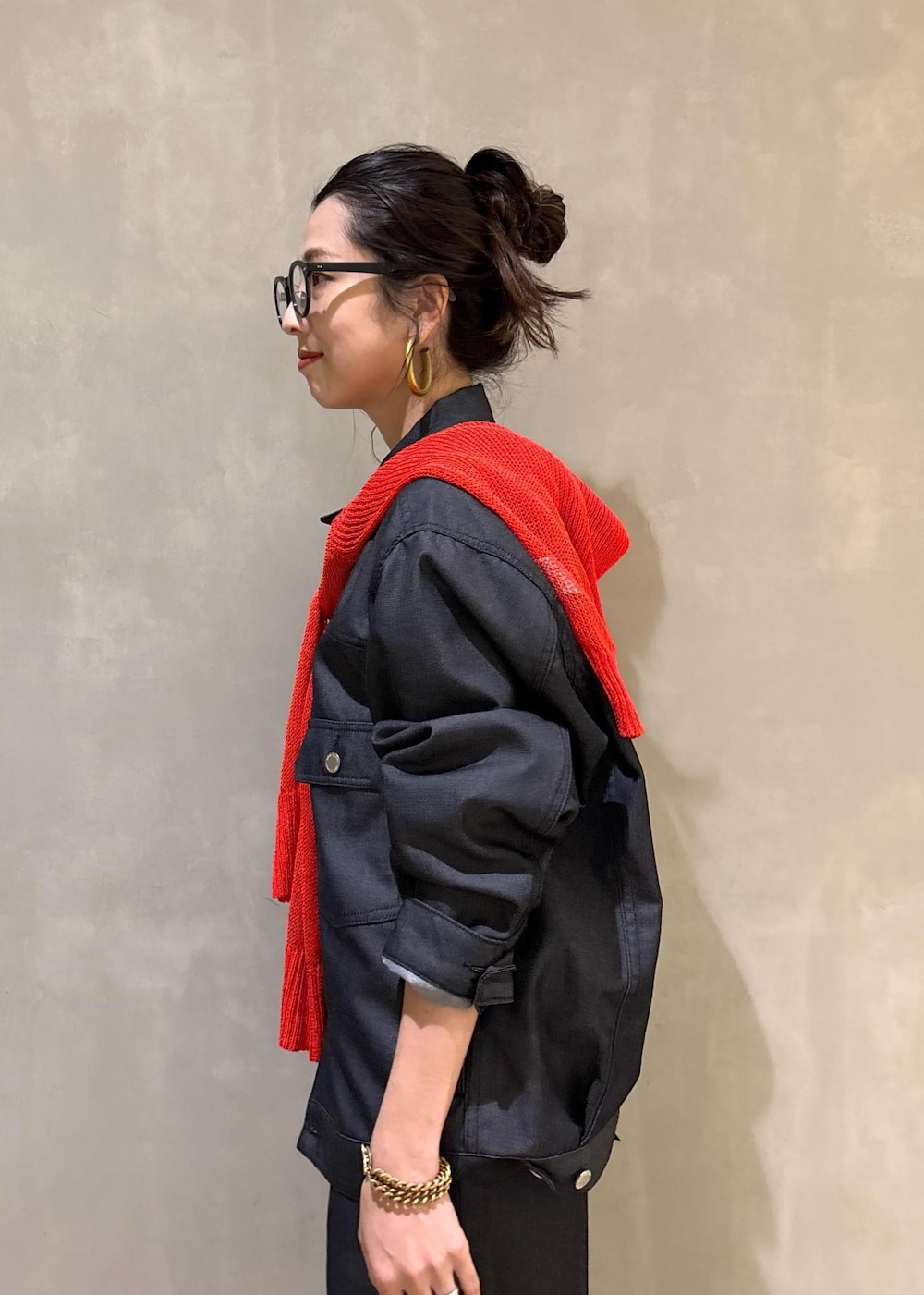 ホワイト系のサンダル、レッド系のTシャツ/カットソー、ベージュ系のショルダーバッグを着用したレディースの夏コーディネートの7枚目の写真