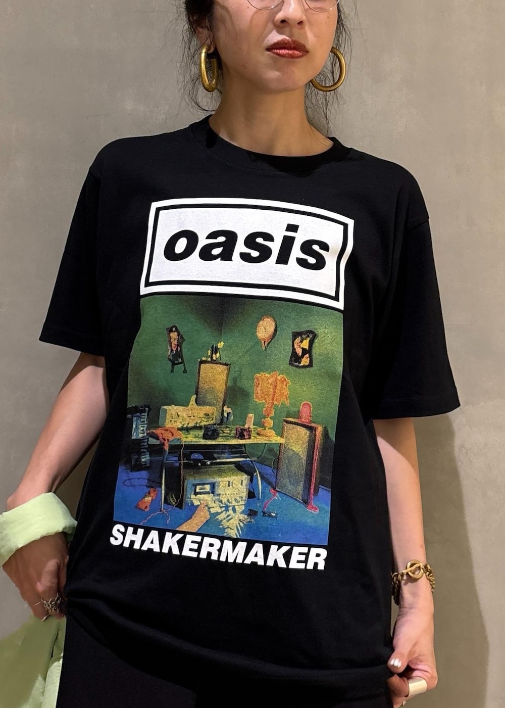 グリーン系のTシャツ/カットソー、グリーン系のハンドバッグを着用したレディースの夏コーディネートの8枚目の写真