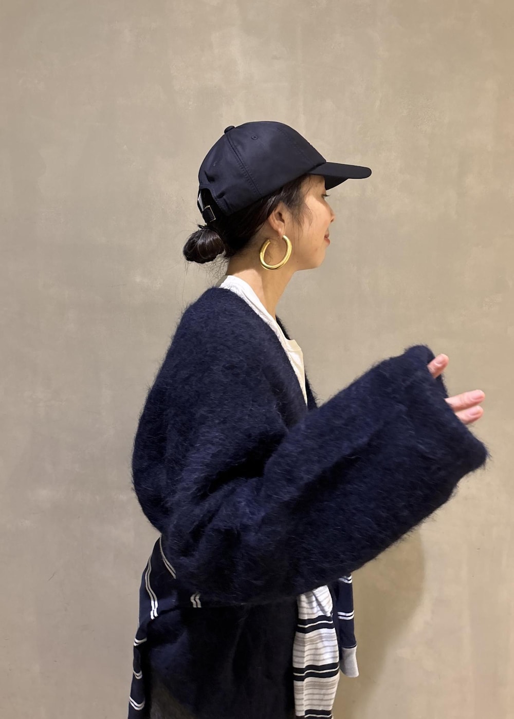 ブルー系のショルダーバッグ、グレー系のその他パンツ、ホワイト系のTシャツ/カットソーを着用したレディースの冬コーディネートの8枚目の写真