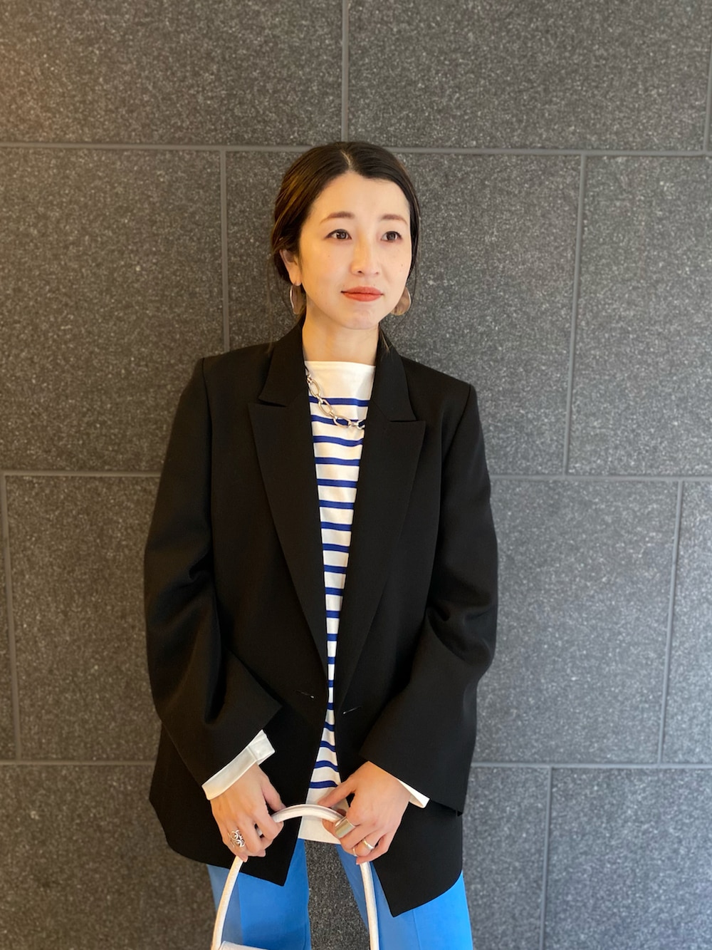 ブルー系のスラックス、シルバー系のバレエシューズ、ブラック系のテーラードジャケットを着用したレディースの春コーディネートの3枚目の写真