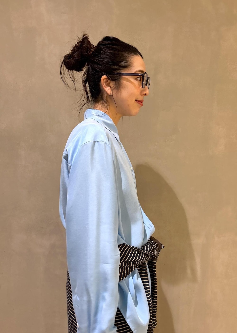 ブルー系のシャツ/ブラウス、ブラック系のサンダルを着用したレディースの夏コーディネートの8枚目の写真