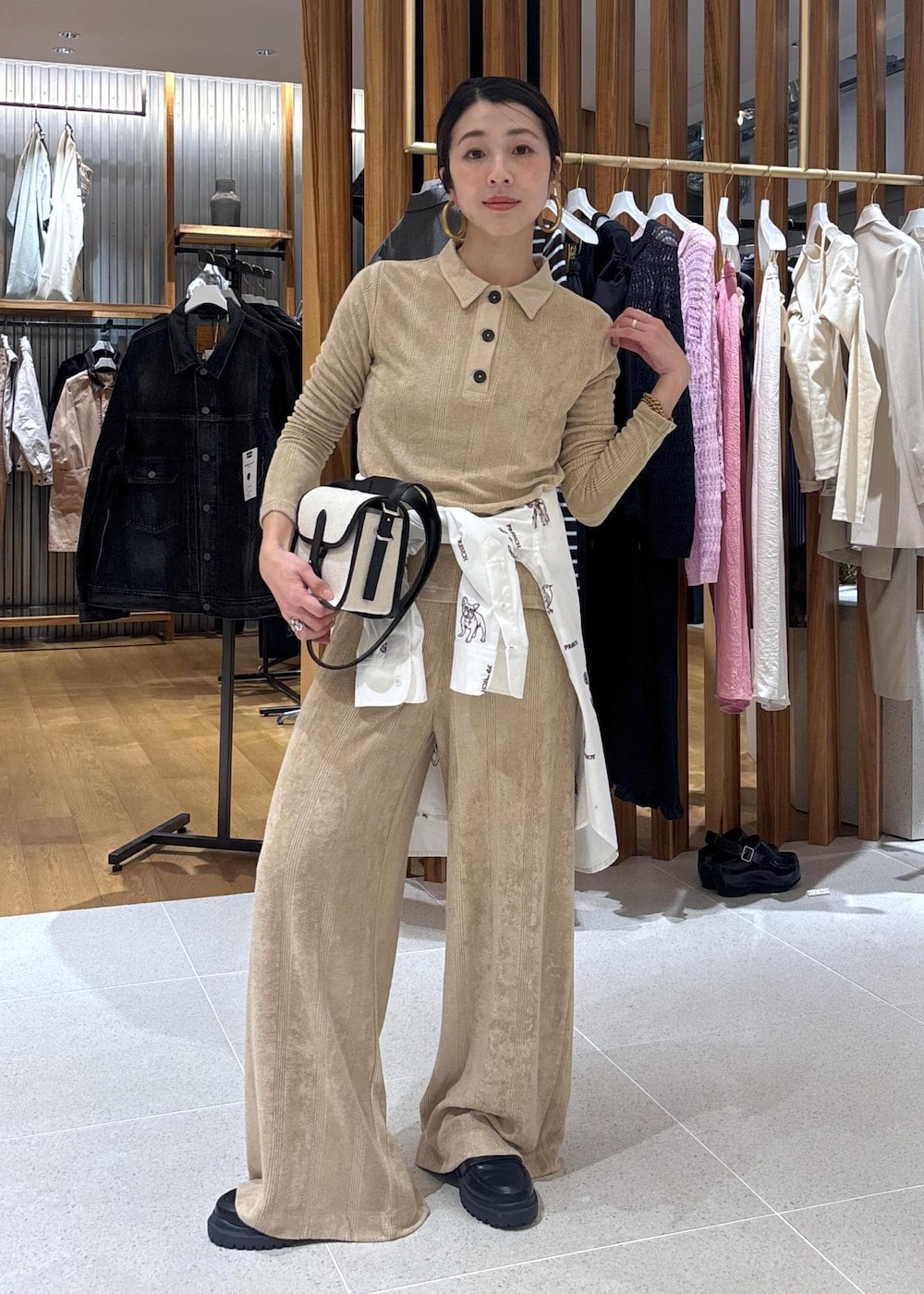 ホワイト系のシャツ/ブラウス、ブラック系のローファー、ベージュ系のその他パンツを着用したレディースの春コーディネートの6枚目の写真