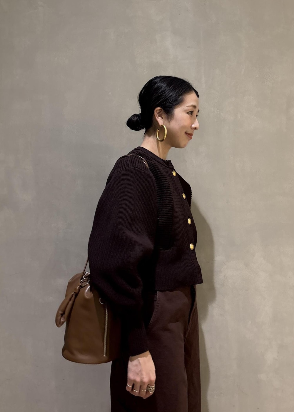 ブラウン系のその他パンツ、ブラウン系のカーディガン/ボレロ、ブラック系のショルダーバッグを着用したレディースの冬コーディネートの9枚目の写真