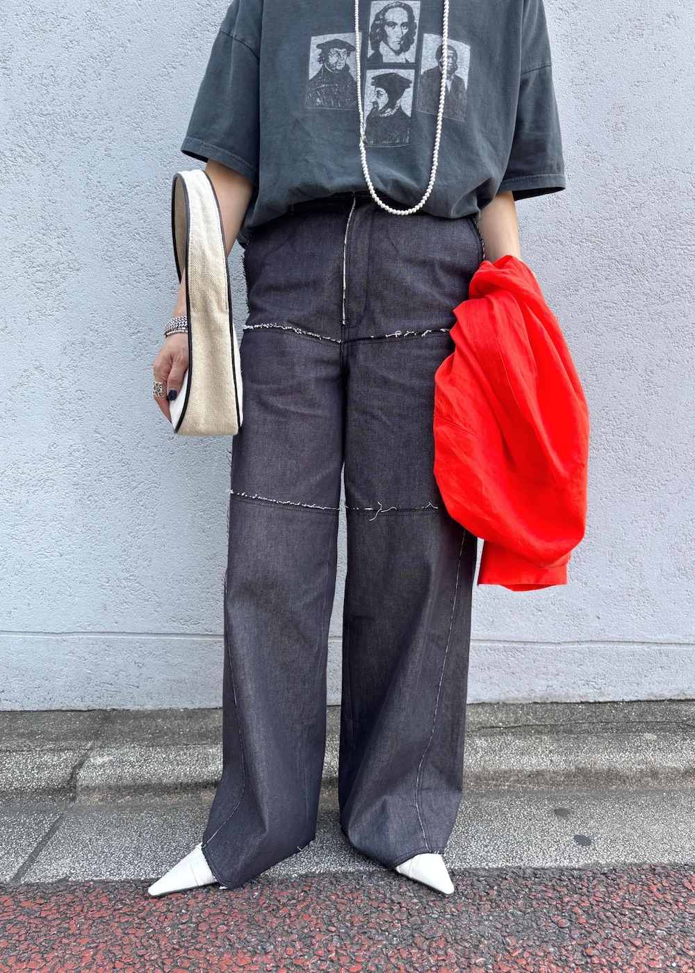 レッド系のシャツ/ブラウス、ブルー系のデニムパンツ、ホワイト系のハンドバッグを着用したレディースの夏コーディネートの9枚目の写真