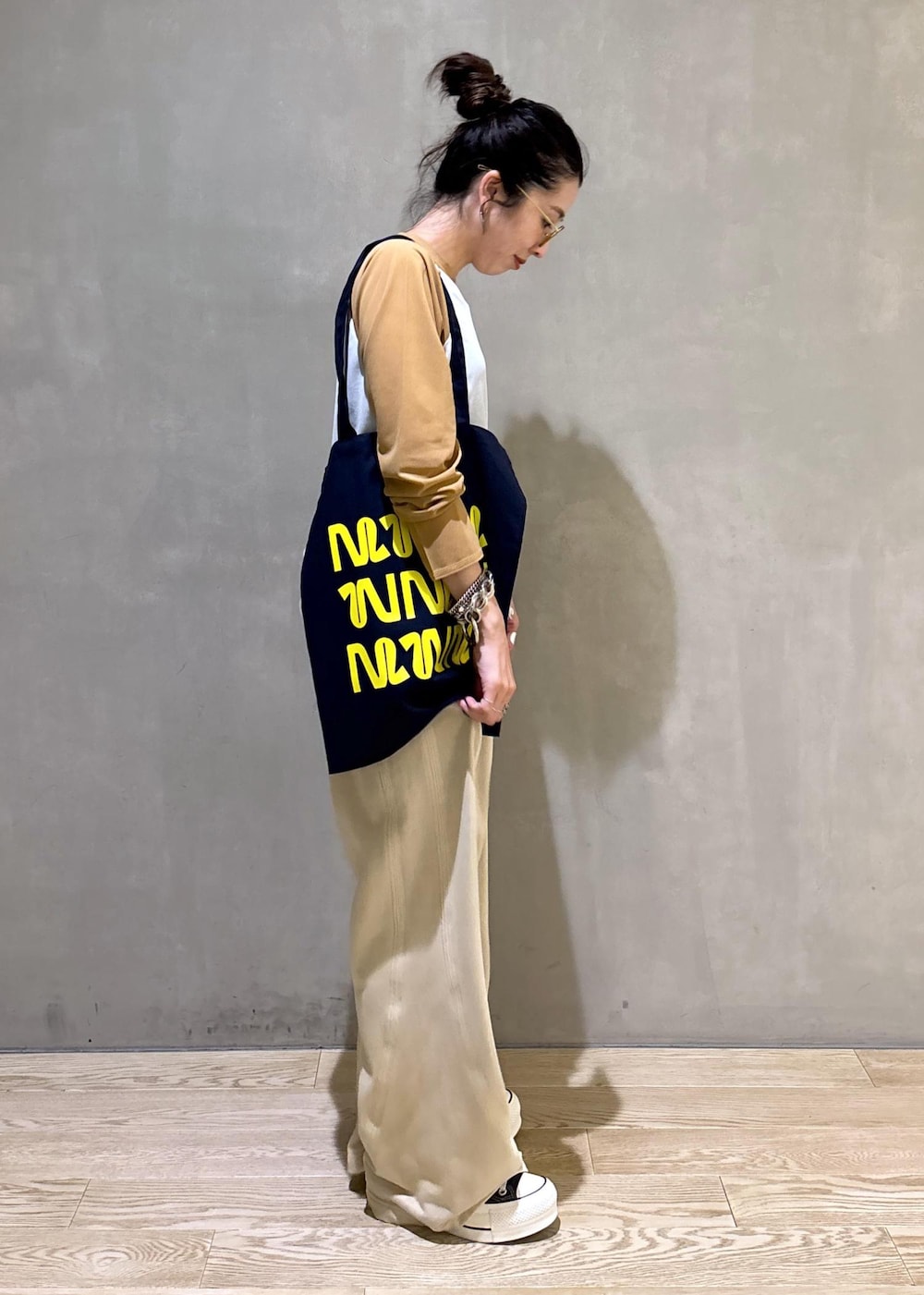 ホワイト系のTシャツ/カットソー、ベージュ系のその他パンツ、ブルー系のトートバッグを着用したレディースの夏コーディネートの4枚目の写真