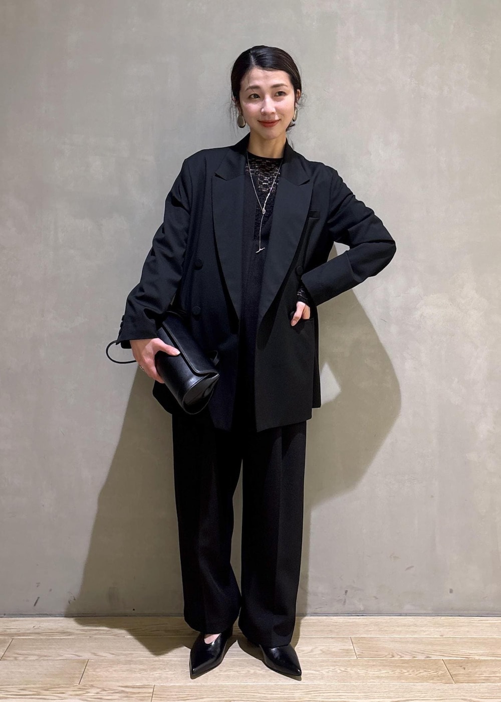 「初春コーデ、春コーデ、お仕事コーデ、セレモニーコーデ、結婚式コーデ、卒業式コーデ、卒園式コーデ、入学式コーデ、入園式コーデ、大人カジュアル、ADAM ET ROPÉ、ナチュラル、イエベ春、ノーマル、低身長」|「ADAM ET ROPE'のMOL Rollバッグ(ショルダーバッグ、ブラック系)」を使った、SAKIさん(レディース・154cm)の冬コーディネートの5枚目の写真