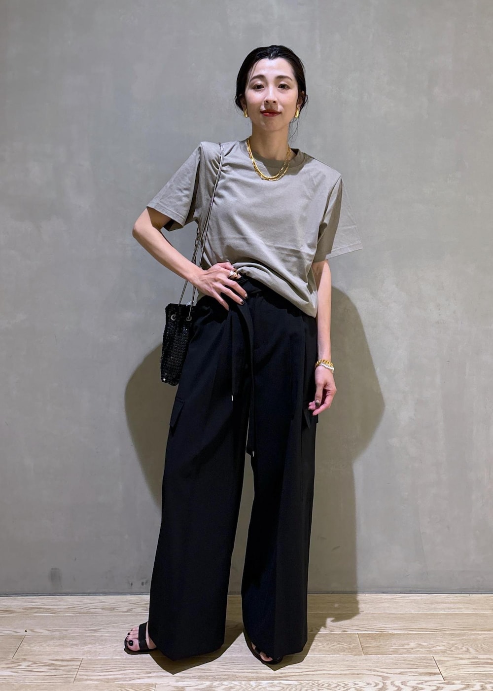 ブラック系のその他パンツ、ブラック系のハンドバッグ、グレー系のTシャツ/カットソーを着用したレディースの夏コーディネートの3枚目の写真