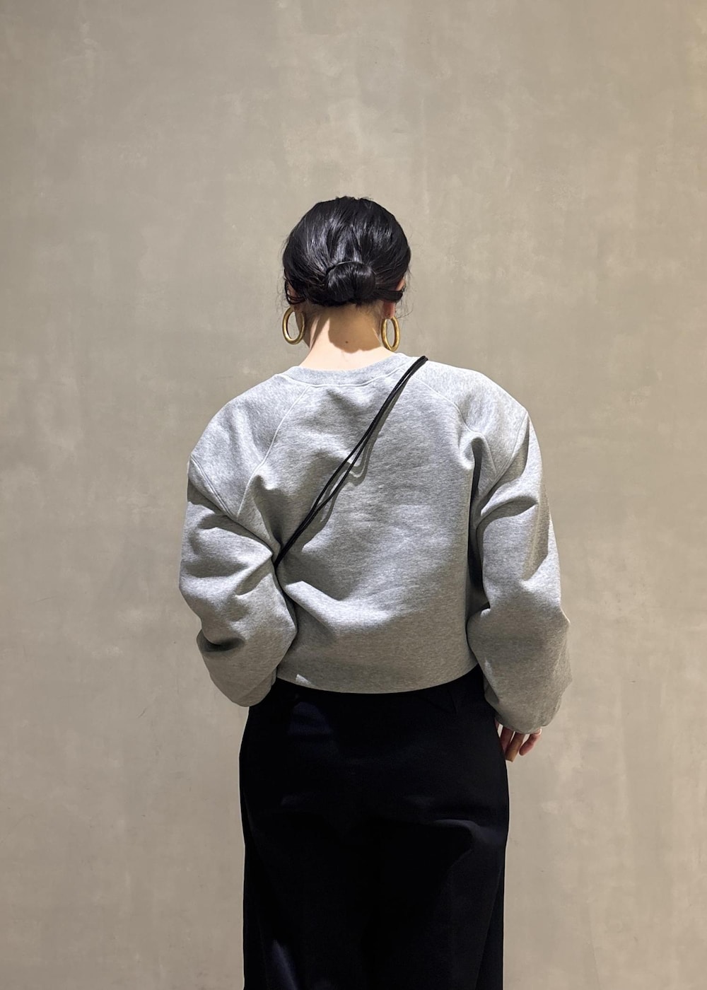 ブラック系のショルダーバッグ、グレー系のスウェット、ブラック系のその他パンツを着用したレディースの冬コーディネートの9枚目の写真