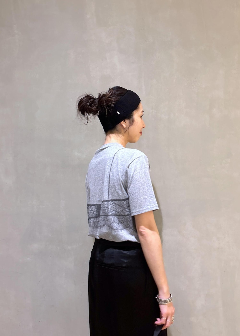 グレー系のTシャツ/カットソー、ブラック系のスラックス、ホワイト系のネックレスを着用したレディースの夏コーディネートの10枚目の写真