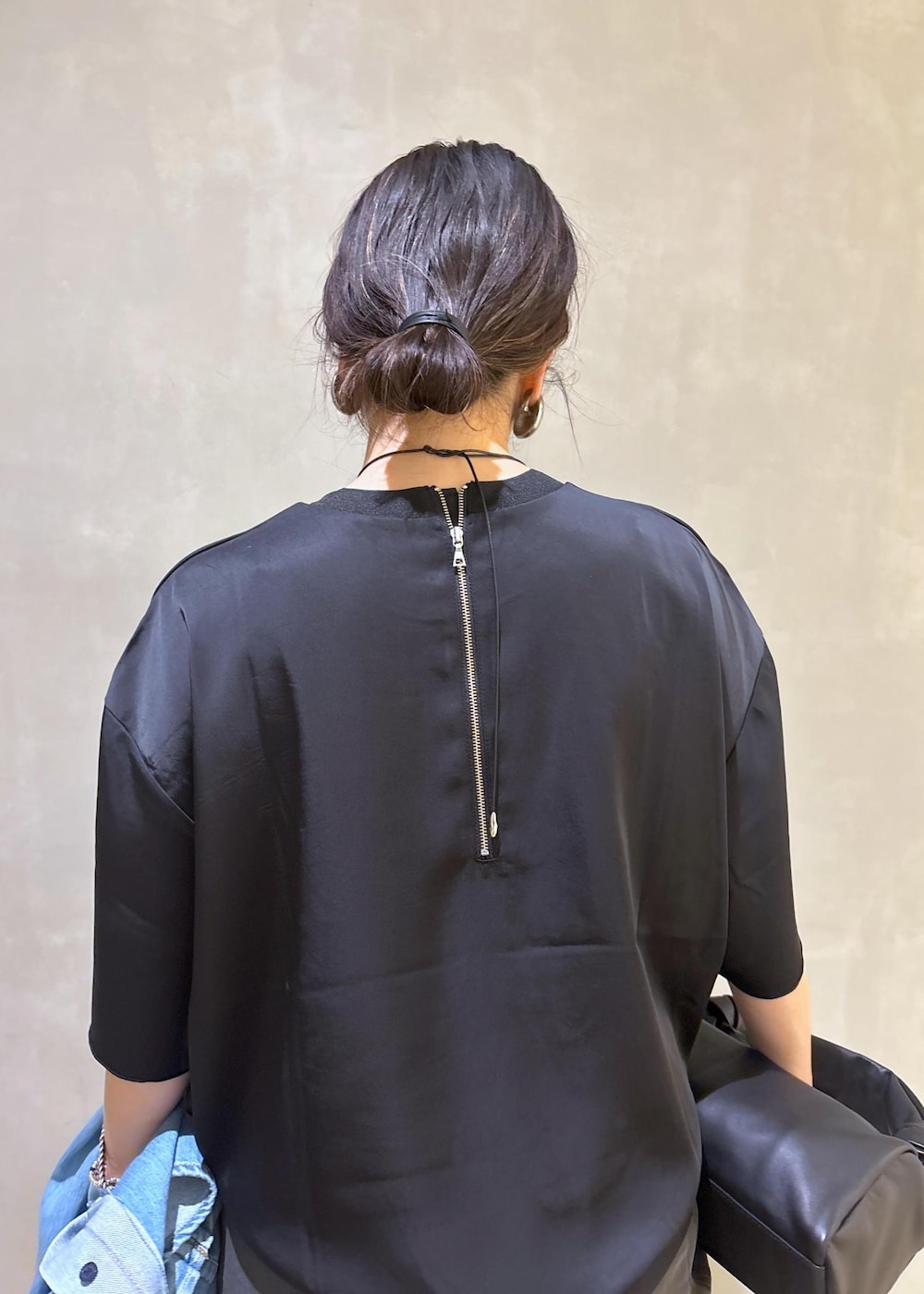 ブラック系のその他パンツ、ブラック系のハンドバッグ、ブラック系のシャツ/ブラウスを着用したレディースの春コーディネートの7枚目の写真