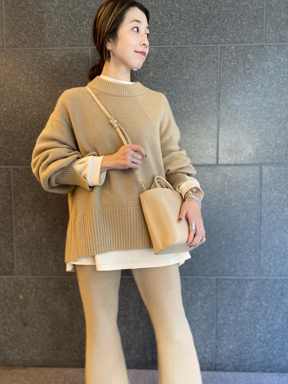 ベージュ系のショルダーバッグ、ベージュ系のその他パンツ、ベージュ系のニット/セーターを着用したレディースの春コーディネートの3枚目の写真