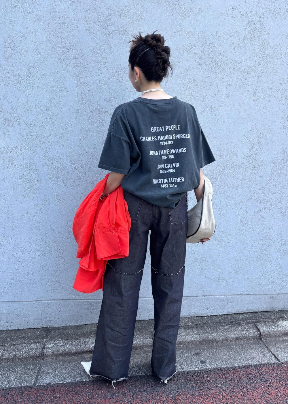 レッド系のシャツ/ブラウス、ブルー系のデニムパンツ、ホワイト系のハンドバッグを着用したレディースの夏コーディネートの4枚目の写真