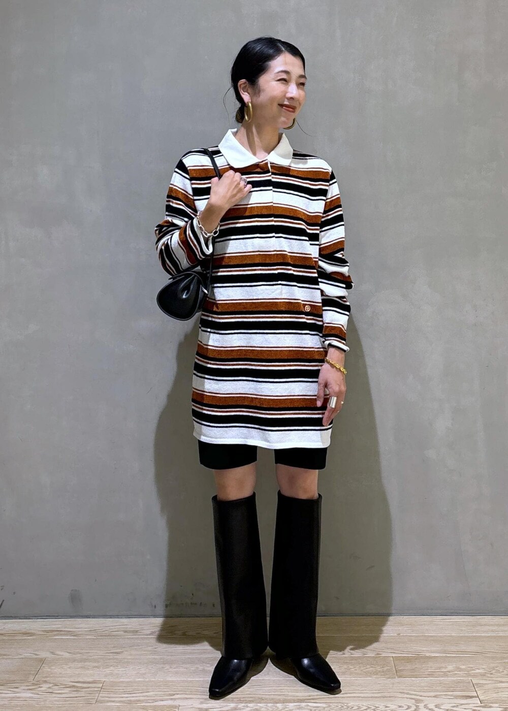 ブラック系のその他パンツ、ブラウン系のワンピースを着用したレディースの夏コーディネートの2枚目の写真