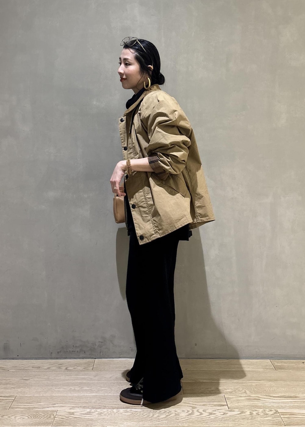 ベージュ系のブルゾンを着用したレディースの冬コーディネートの4枚目の写真