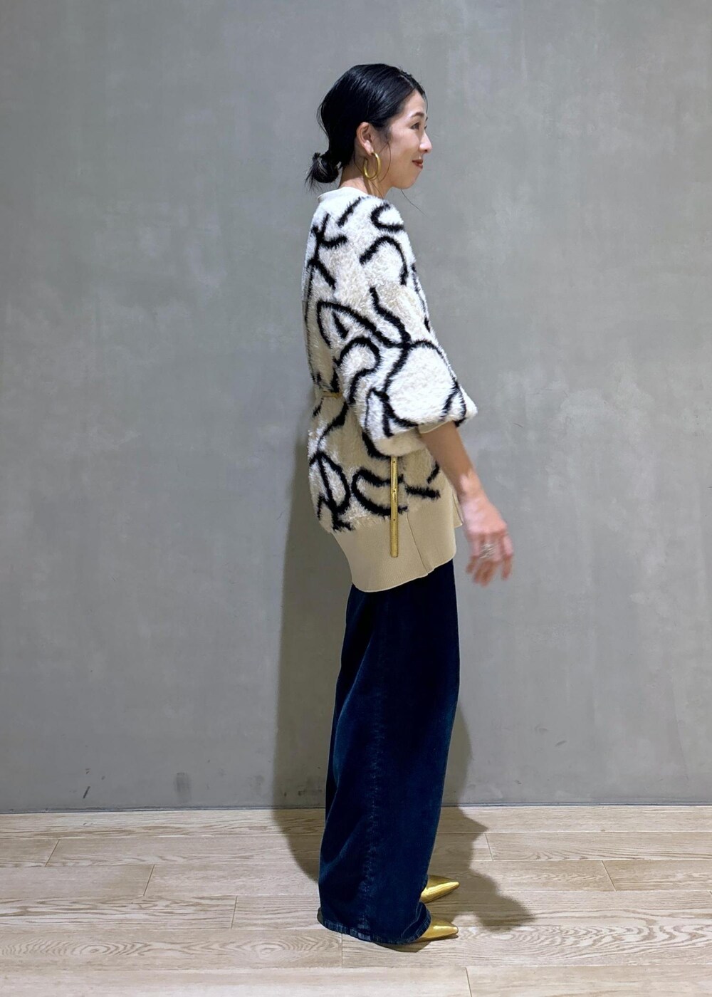 ゴールド系のその他シューズ、ゴールド系のショルダーバッグ、ホワイト系のカーディガン/ボレロを着用したレディースの秋コーディネートの5枚目の写真